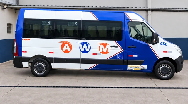 Van da AWM, branca e azul com a logo na lateral, vista de perfil