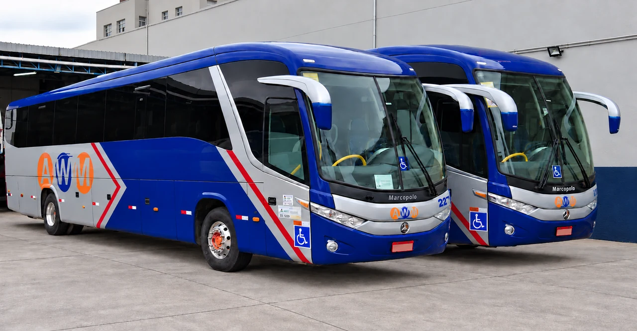 Ônibus da AWM reunidos no pátio da empresa