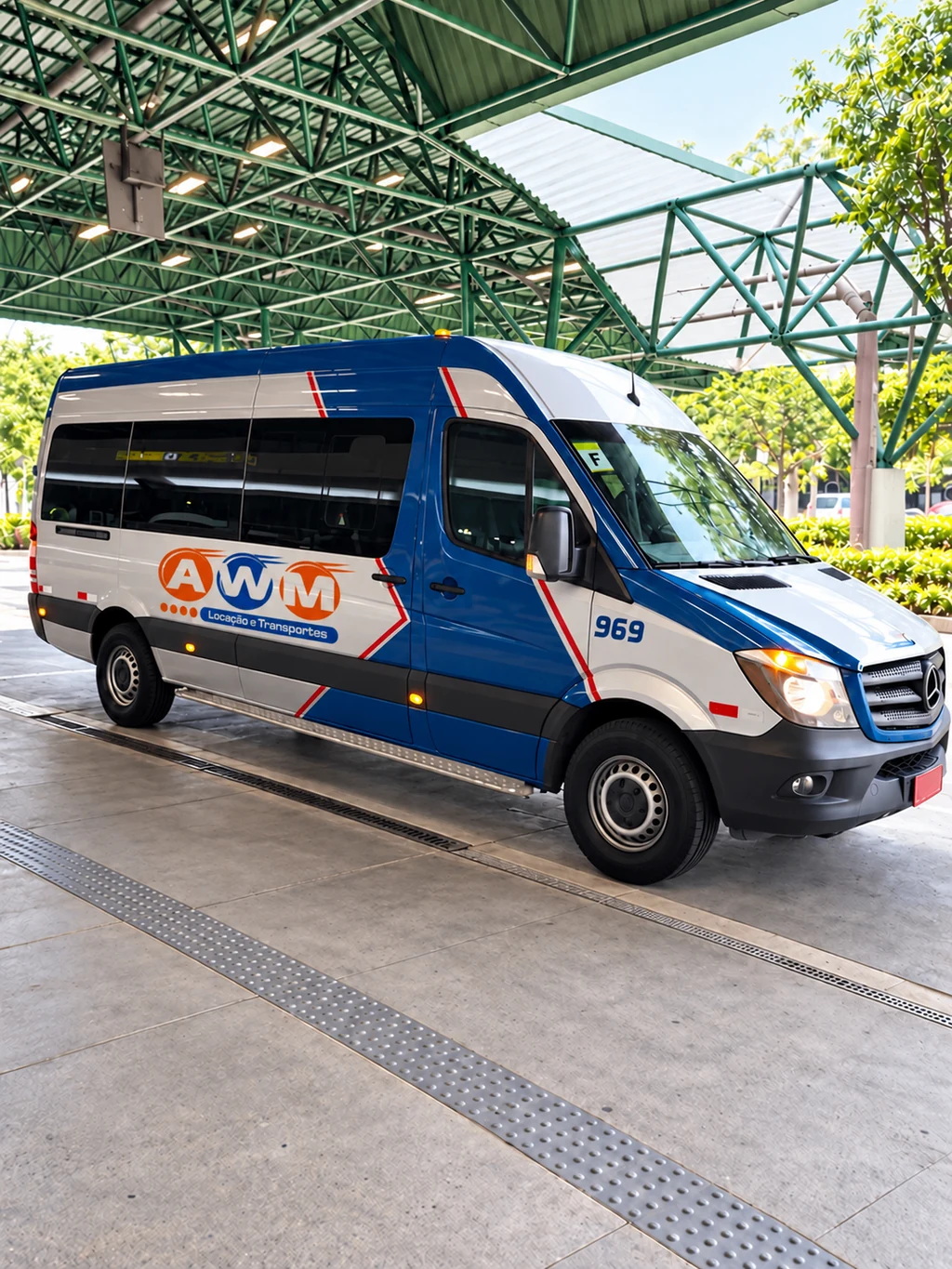 Van da AWM branca e azul, com a logo completa visível na lateral