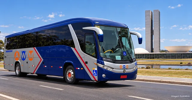 Ônibus da AWM em avenida de Brasília, com o Congresso Nacional ao fundo (imagem ilustrativa)